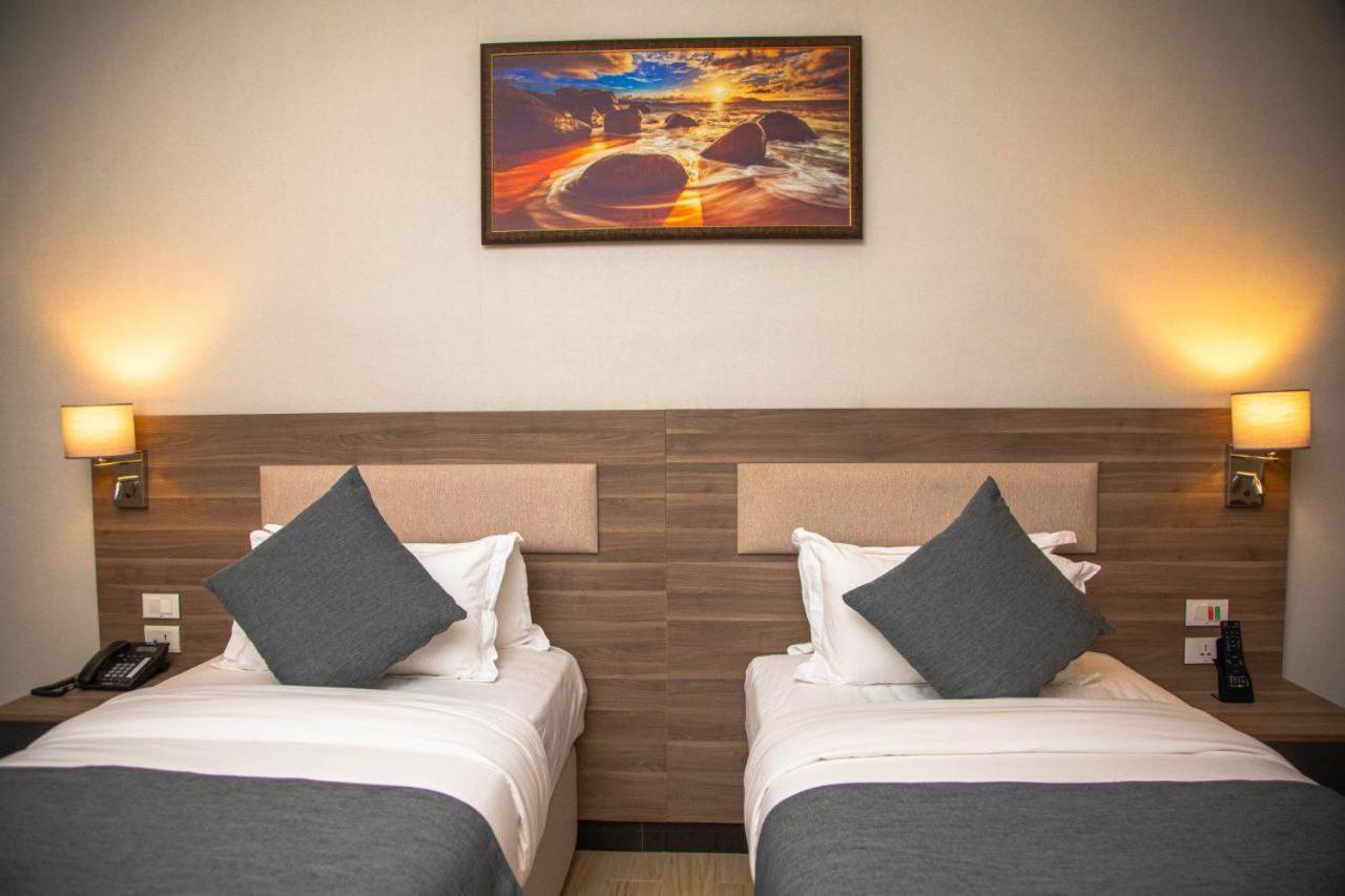 Triple E Hotel And Spa Аддис-Абеба Экстерьер фото